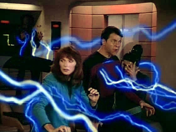 Bytosti se podařilo vstoupit do kapitána Picarda, s nímž se chce na energetické úrovni spojit. Když mu posádka na můstku chce zabránit v odchodu, zastaví je výboji energie.