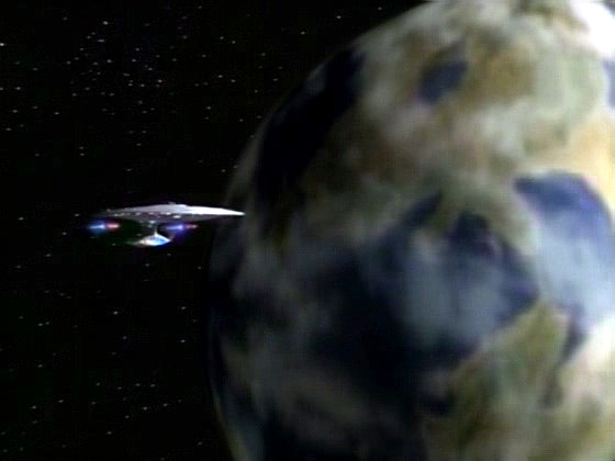 Enterprise-D nad planetou Rubicun III, kterou její obyvatelé nazývají Edo.