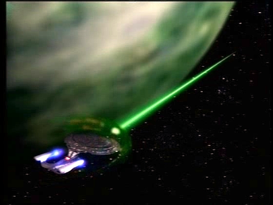 Na orbitě zatím na Enterprise útočí jiná zbraň, která se po útoku vždy dokonale zamaskuje. Geordi, kterému kapitán předal velení, má plné ruce práce.