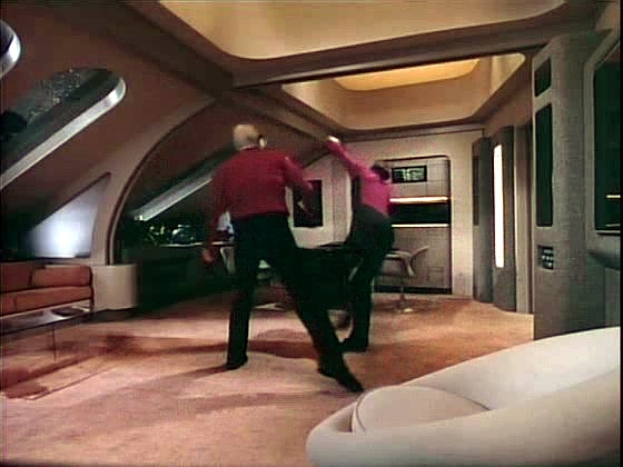 Když Dat tato podezření potvrdí, vydá se Enterprise k Zemi. Na loď se transportuje admirál Quinn. Chová se zvláštně a snadno přepere Rikera, Geordiho i Worfa.