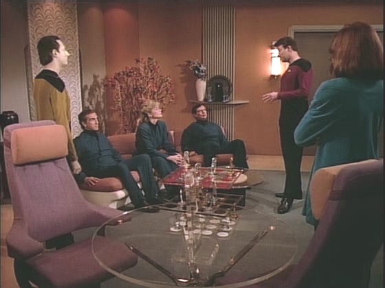 Riker, doktorka a Dat se snaží vysvětlit situaci. Z požadavků pasažérů, jako je telefon, televize nebo Wall Street Journal, jsou ještě zmatenější než oni ze situace, v níž se ocitli.