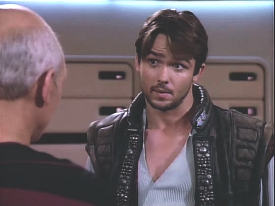 Okona přesvědčí kapitána Picarda, že ani s jedním nemá nic společného. Nejprve chce svým pronásledovatelům utéct, pak se ale rozhodne vzdát se.
