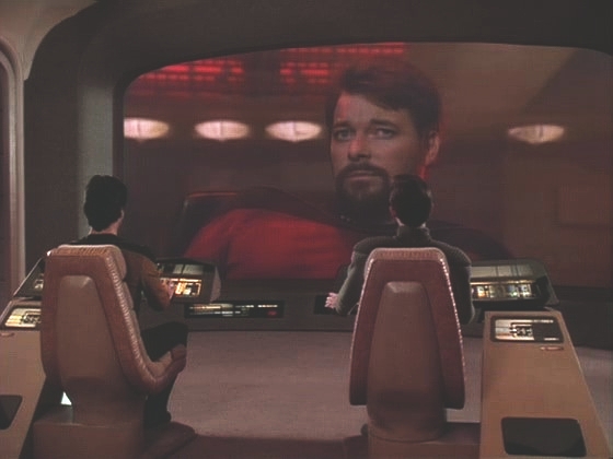 "Kapitán Riker z klingonské lodi Pagh" požaduje, aby se Enterprise vzdala. Konsternovaný Picard, který netuší, o co jde, svého prvního důstojníka poslechne.