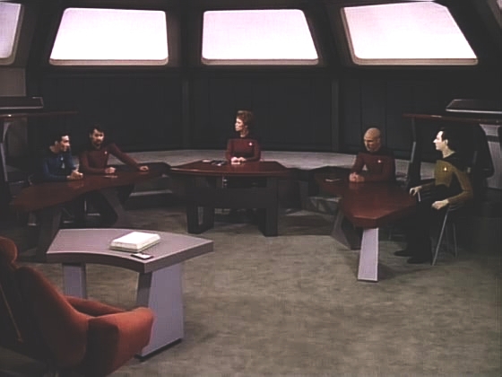 Komandér Riker bude argumentovat za Maddoxovu stranu, kapitán Picard je Datův obhájce.