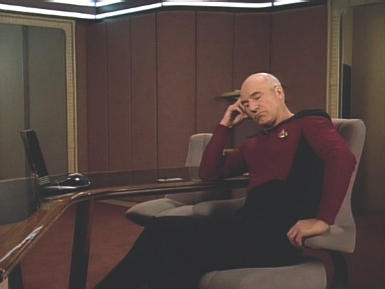 Kapitán Picard znechuceně poslouchá celý román, aby zjistil, co musí výsadek udělat, aby se dostal ven.