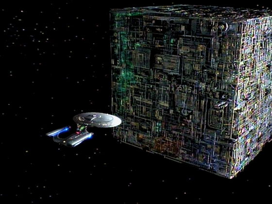 Q pouhým lusknutím prsty přenese Enterprise 7000 světelných let. V soustavě je planeta s velmi vyspělou technologií a před Enterprise se objeví loď neznámé konstrukce.