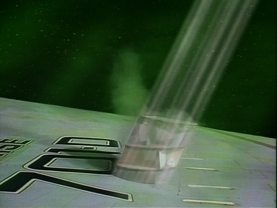 Borgská krychle si Enterprise přidržela vlečným paprskem a jiným paprskem čistě vyřízla a vytáhla několik palub i s osazenstvem.