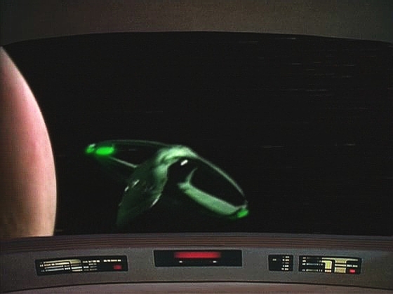 Když začala simulace boje, objeví se náhle romulanský dravý pták. Worf oklamal senzory Enterprise. Než se Picard vzpamatuje, hlásí počítač "poškození" lodi.