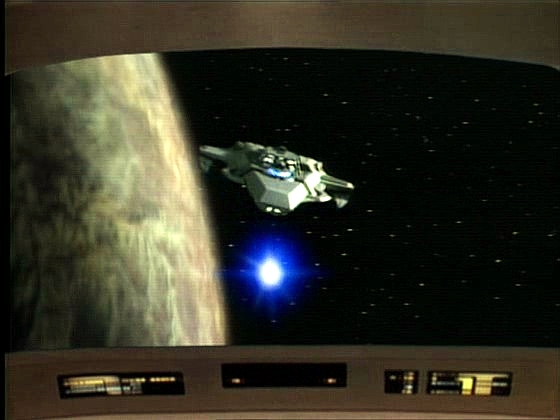 Na Enterprise náhle zaútočí neznámá loď a pak se dá na ústup. Enterprise ji pronásleduje, dokud si Picard neuvědomí, že účelem mohl být právě jejich odlet od planety.