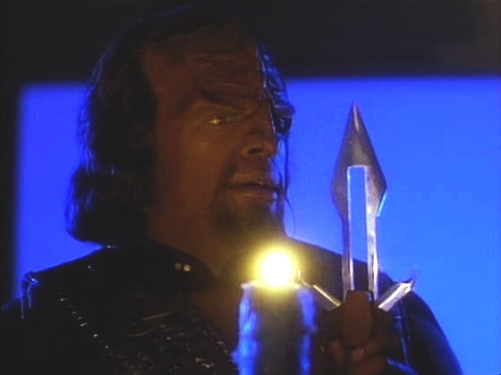 Worf, který archeology doprovázel a zajišťoval jejich bezpečí, se po klingonsku vyrovnává s pocitem hněvu a viny.