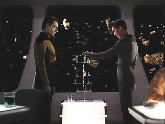 Dat a Wesley hrají 3D šachy v Přední desítce, když Enterprise vlétá do asteroidového pole, které je troskami platety Orelious IX.