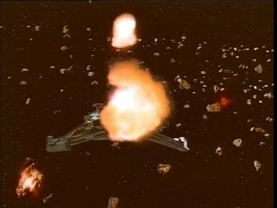 Promellianský křižník i celé asteroidové pole skrývající smrtelně nebezpečnou zbraň - asimilátory - zničí fotonovými torpédy.