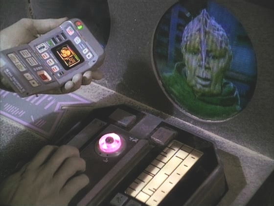 Datovi se podaří aktivovat datový čip. Z minulosti tisíce let k nim hovoří kapitán Cleponji Galek Dar. Dozvídají se něco o pasti, která už začala ohrožovat Enterprise.