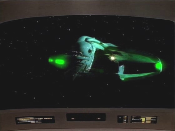Tomalak přese všechno přiletěl. Když se dozvídá, že trosečník zemřel, hodlá Enterprise zničit. Vtom ale o sobě dají vědět Geordi a Bochra a kapitán je nucen sklopit štíty k transportu.