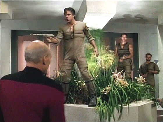 Na Angosii se dostanou, právě když Picard odmítá podpořit "civilizované" Angosiany v internaci svých válečných hrdinů. Enterprise odlétá a kapitán doufá, že Angosiané problém vyřeší.