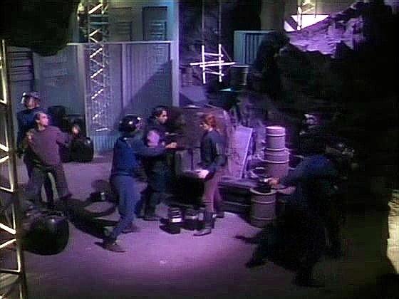 Poslední transport Finna byla chyba. Bylo možné vysledovat jeho stopu a Riker, Worf a oddíl policistů jsou schopni nepozorovaně se transportovat na základnu a všechny zatknout.