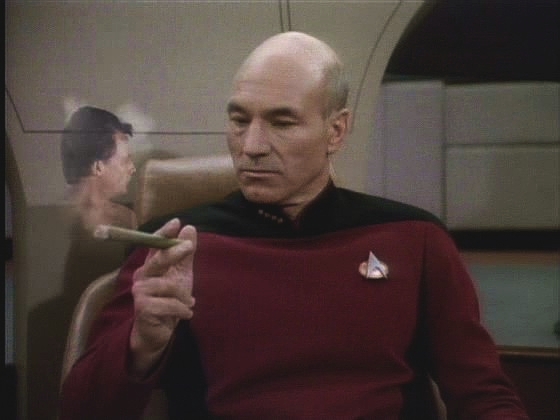 Kapitán se domnívá, že se Q naučil něco o lidskosti. Když však dává povel k odletu, Q se objevuje v kouři jeho doutníku a varuje: Nepočítej s tím, Picarde.