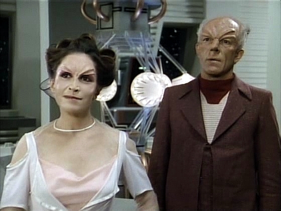 Kapitán odmítá vydat ho na planetu a navrhne vyšetřování na Enterprise v simulátoru, který vytvořil programy ze všech svědectví. Seznámení s dr. Apgarem a jeho ženou Manuou.