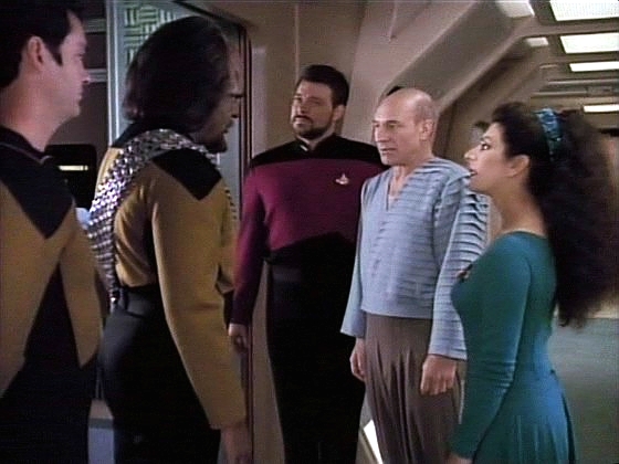 Po vyčerpávajícím diplomatickém jednání potřebuje kapitán Picard nutně dovolenou. Vytrvale vzdoruje, ale po zmínce o brzké přítomnosti paní Lwaxany je ochoten strávit týden na Rise.