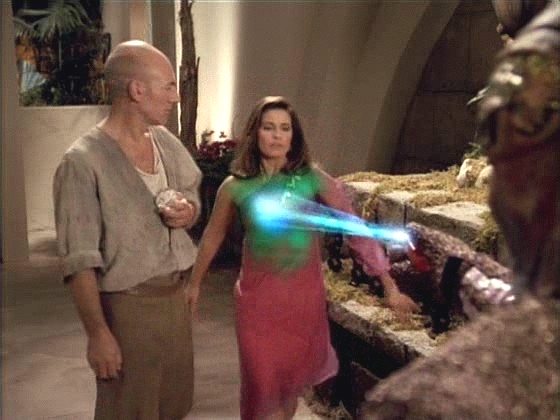 Picardovo podezření se potvrdilo, když jeden z Vorgonů vystřelil na Vash. Tox uthat je příliš nebezpečný teď i v budoucnosti.