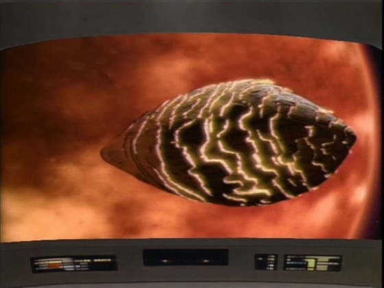 Sonda poskytla první pohled na Plecháče, zatímco senzory sledují jakýsi stín, který pronásleduje Enterprise, s největší pravděpodobností maskovanou romulanskou loď.