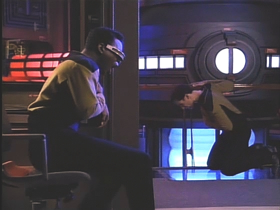 Když to kapitán po úvaze zamítne, způsobí Sunad, zalkonský kapitán, že se celá posádka Enterprise začne dusit.
