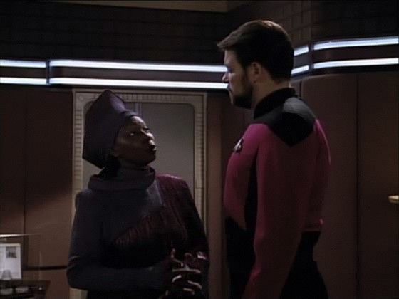 Za Rikerem, který si připadá jako velmi nedostatečná náhražka kapitána Picarda, přichází Guinan a vysvětluje mu, proč musí na Picarda zapomenout.