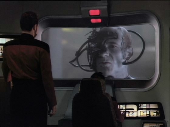 Riker si vzal Guinanina slova k srdci a naplánoval nečekanou akci. Oddělil talířovou sekci a z bojového můstku se pokouší slibem, že se Enterprise vzdá, Borgy zdržet.