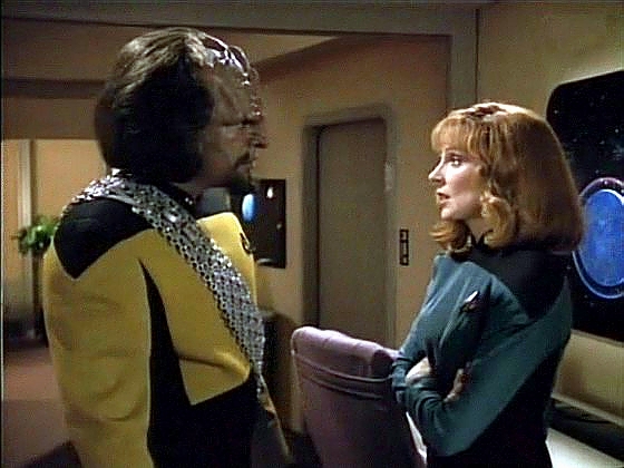 Beverly nemůže najít dr. Quaice a navíc zjišťuje, že dr. Quaice na Enterprise nikdy nebyl, že dokonce nikdy neexistoval.