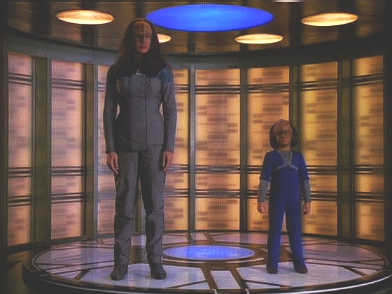 Před Enterprise se odmaskoval klingonský křižník a z něj se přenesla vyslankyně K'Ehleyr se synkem Alexandrem. Kancléř K'mpec osobně přiletěl za kapitánem Picardem.