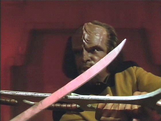 Worf se přenese na Durasovu loď. I jako Klingon zbavený cti má právo na pomstu za zabití své družky. Riker a Dat ho sice dostihnou a snaží se ho zastavit, ale Worf Durase přesto zabije.