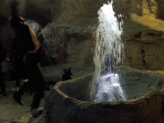 V jeskyni najdou fontánku, ale když se k ní přiblíží, odmrští je silové pole.