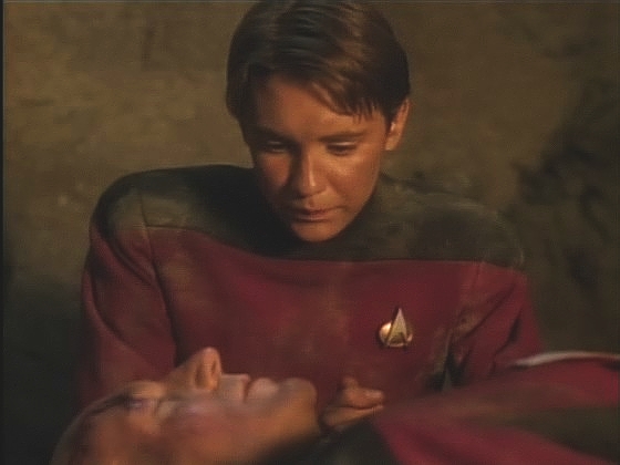 Wesley se zatím všemožně snaží udržet Picarda při vědomí. Když kapitán přesto omdlí, pokouší se přijít na způsob, jak vypnout energetického strážce.