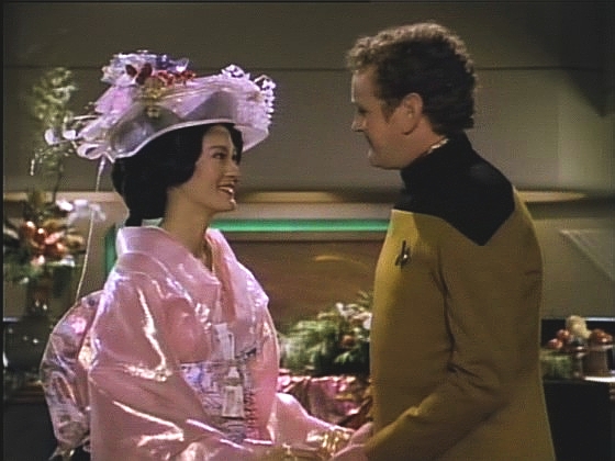 Jak Geordi předpověděl, svatba Keiko a Milese se koná, jak bylo plánovano. V Přední desítce je oddal kapitán.