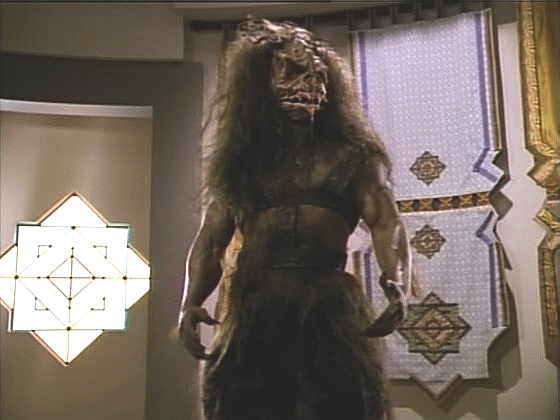 Tvrdí, že ji znají mnohé civilizace. Worfovi se předvede v podobě klingonského ďábla.