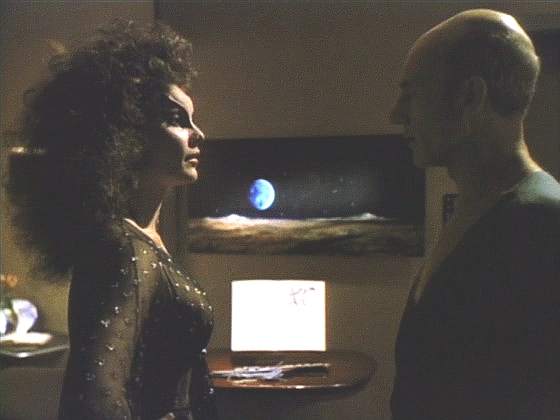 V noci se Ardra přenese do kapitánovy kajuty a ve snaze přesvědčit Picarda o své moci...
