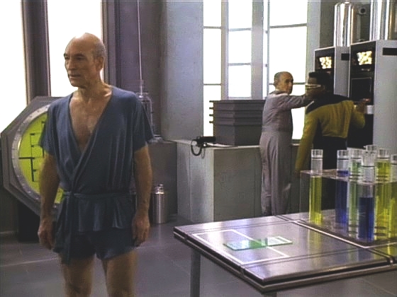 ...přenese kapitána na vědeckou základu na Ventaxu - v pyžamu. Vrátit se musí raketoplánem a mezitím Enterprise zmizela.