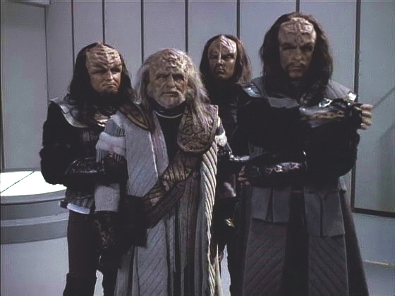 Pouze dvě osoby měly možnost vyslat signál ve všech případech: Picard a Kell. Guvernér Vagh zrádce Kella zatýká a transportuje se s ním na Krios.