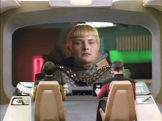 Romulané past zjistili okamžitě. Enterprise kontaktuje romulanská komandérka Sela tvrdící, že je dcera Tashi, a požaduje, aby flotila opustila prostor.