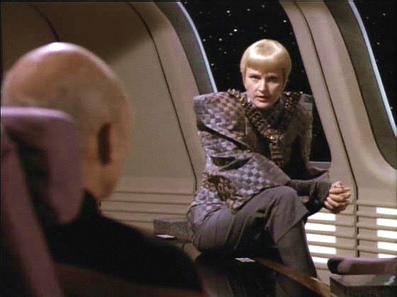Sela mu při osobní schůzce mimo jiné sdělí, jaký osud Tashu v minulosti potkal, a opakuje své ultimatum: federační lodě odplují, jinak bude válka s Romulany.