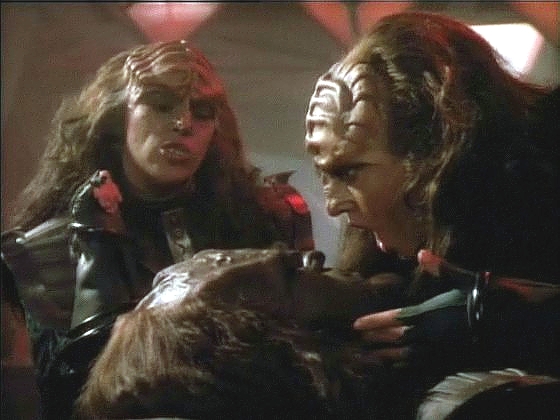 Sestry Durasovy mezitím unesly Worfa a nabízejí mu, že pokud podpoří Torala, stane se spolu s nimi vládcem Říše. Worf odmítá a je uvězněn.