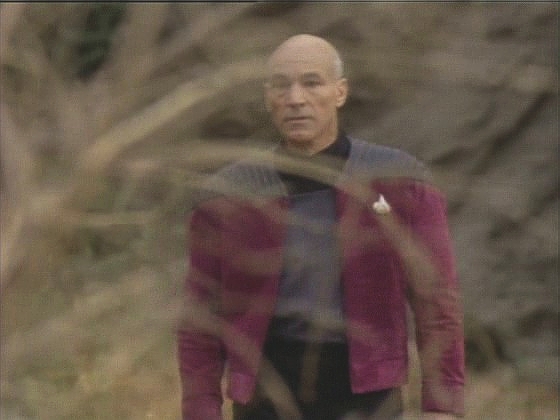Kapitán Dathon ztrácí trpělivost a dá transportovat sebe a Picarda na El Adrel, kolem níž obíhají obě lodi.