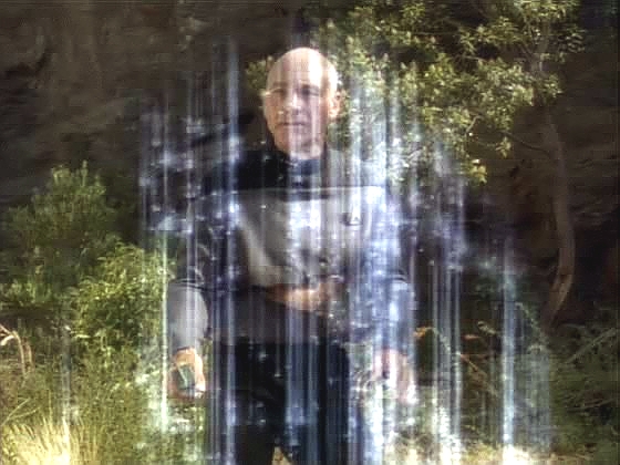 Geordi je alespoň částečně úspěšný v tom nejméně vhodném okamžiku. Picarda se mu přenést nepodaří, ten je ale efektivně zablokován v paprsku a nemůže Dathonovi pomoci.