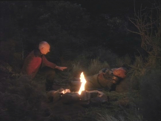 V noci Picard pochopí podstatu tamarianského jazyka. Konečně si s Dathonem porozumí a také mu vypravuje mu pozemský příběh. Dathon ale umírá na své zranění.