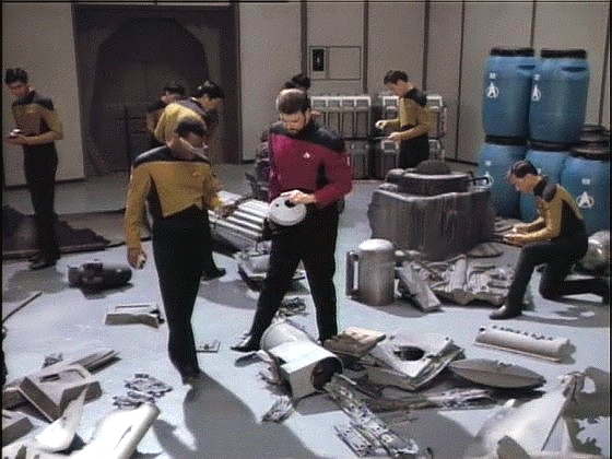 Komandér Riker zatím řeší záhadu, jak se mohly trosky vulkanské lodi T'Pau údajně zaparkované u Qualoru II dostat na palubu ferengské lodi.