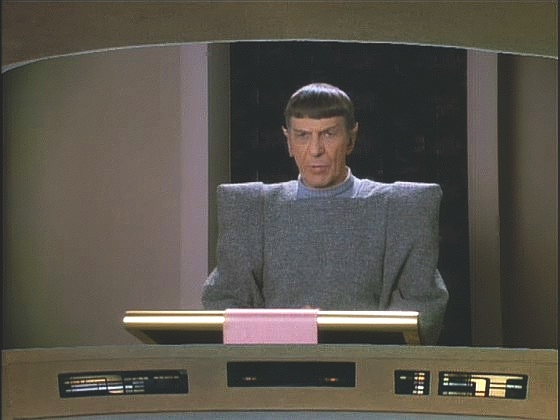 Spock však dříve živě odvysílá pozměněné prohlášení: varuje, že lodě mířící k Vulkanu vezou invazní armádu. Vysílání zachytí také Enterprise a vydává se zkřížit jim cestu.