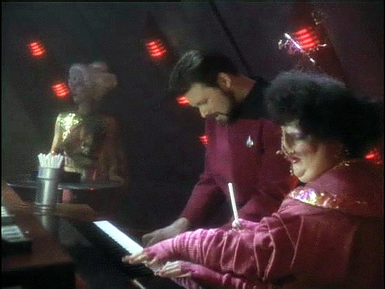 Riker zatím sleduje stopu ukradených lodí. Na Qualoru II navštíví manželku zahynuvšího kapitána neznámé lodi, aby získal informace.