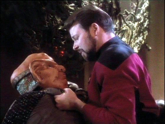 Od ferengského obchodníka se dozví, že do krádeží vulkanských lodí jsou zapleteni Romulané. Okamžitě informuje Picarda. Nikdo netuší, k čemu Romulané vulkanské lodě potřebují.