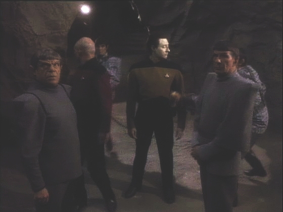 Když Spock informuje své romulanské přátele o Neralově ochotě jednat, jsou obklopeni Selinými vojáky a zatčeni.