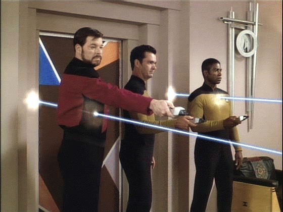 Ve chvíli, kdy je Sela opustila, využili Spock a Dat znalostí romulanského počítače a vytvořili vlastní hologramy. V pravý čas vystoupí zpoza holografické stěny a vojáky zneškodní.